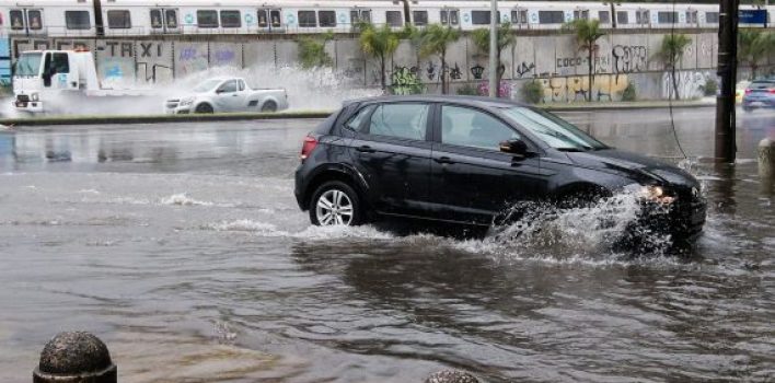 Período de enchentes: saiba cuidar do SEU CARRO caso seja atingido