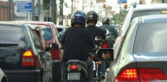 Comissão limita trânsito de motos nos corredores entre faixas de carros
