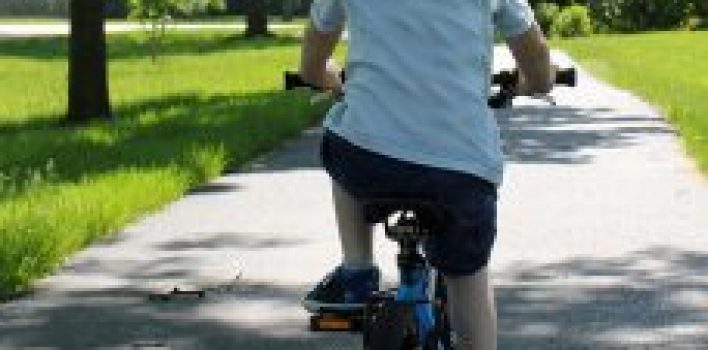Como transportar e andar de bicicleta com crianças de forma segura