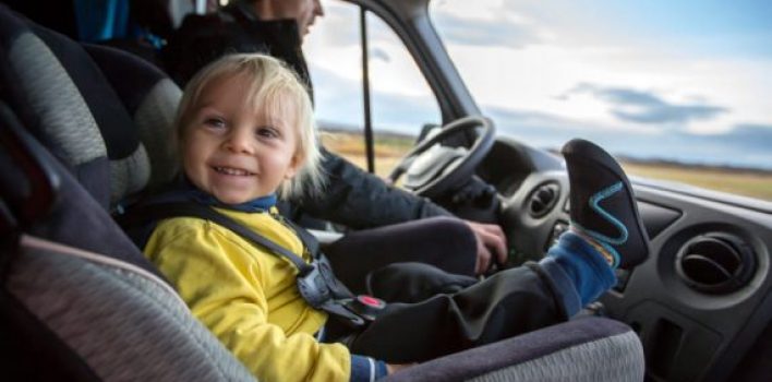Como transportar crianças em veículos sem banco traseiro? Veja a resposta!