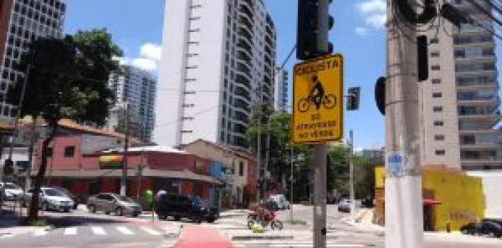 Denúncia: semáforo para ciclistas em SP é visível apenas para pedestres e veículos