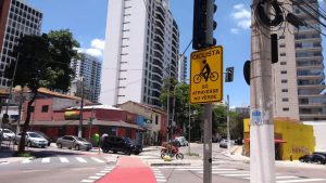 Denúncia: semáforo para ciclistas em SP é visível apenas para pedestres e veículos