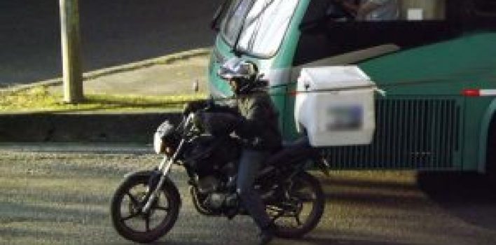 Descubra agora: moto pode ou não andar no corredor?