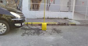É permitido ao cidadão pintar uma sinalização de proibido estacionar em frente à própria casa?