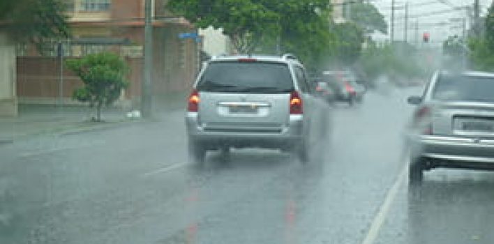 Em períodos de chuva é necessário redobrar os cuidados no trânsito