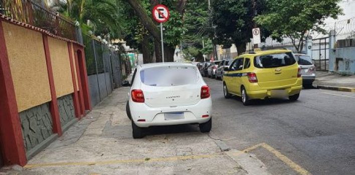 Estacionamento na calçada: infração e desrespeito