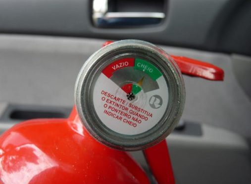 Mesmo facultativo, extintor de incêndio tem regras para instalação em automóveis