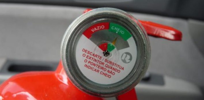 Mesmo facultativo, extintor de incêndio tem regras para instalação em automóveis