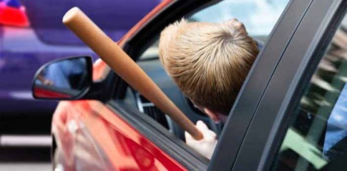 Praticar gesto obsceno ao dirigir poderá se tornar infração de trânsito