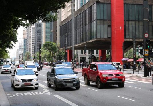 Mês do automóvel: de gasolina a airbag, brasileiro ainda tem muita dúvida sobre carros