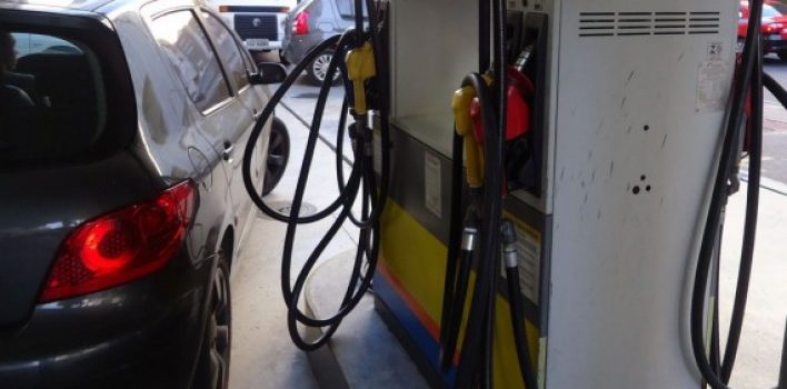 Preço médio da gasolina sobe e passa de R$ 4 por litro, diz ANP