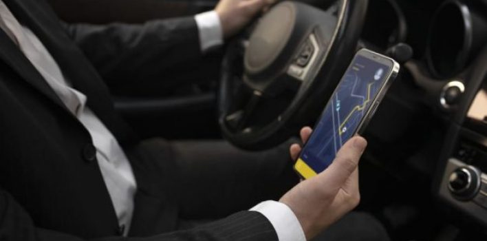 Estudo mostra que 75% dos condutores usam celular enquanto dirigem