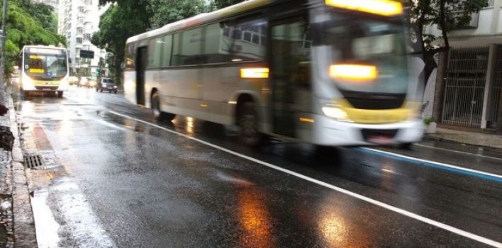 Motoristas de caminhão, ônibus e carretas podem fazer reciclagem para evitar suspensão da CNH