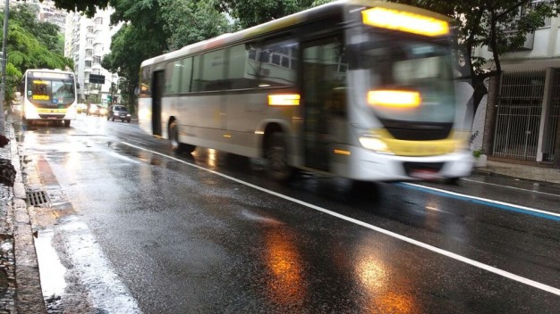 Motoristas de caminhão, ônibus e carretas podem fazer reciclagem para evitar suspensão da CNH