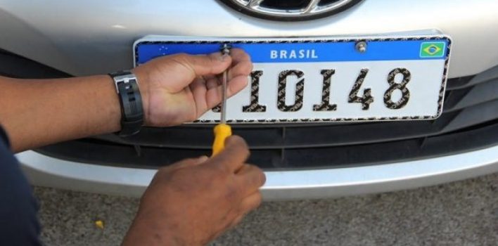 PL pretende trazer novamente a informação do município e estado para placas de veículos