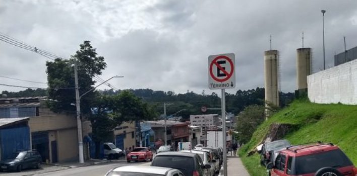 Placa de proibido estacionar: significa que não é permitido estacionar antes ou depois dela?