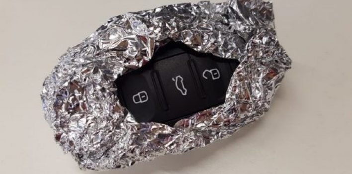 Por que especialistas recomendam embrulhar chaves automáticas do carro em papel alumínio?