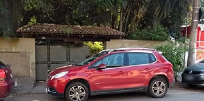 Posso ser multado se eu estacionar em frente a minha garagem?