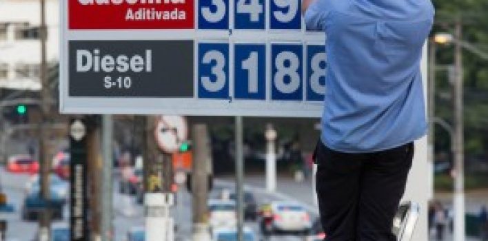 Preço da gasolina termina a semana em leve alta, diz ANP