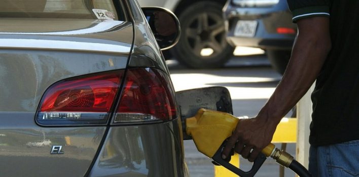 Preço da gasolina cai após 8 altas seguidas