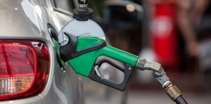 Preço médio da gasolina nas bombas cai pela 10ª semana seguida, diz ANP