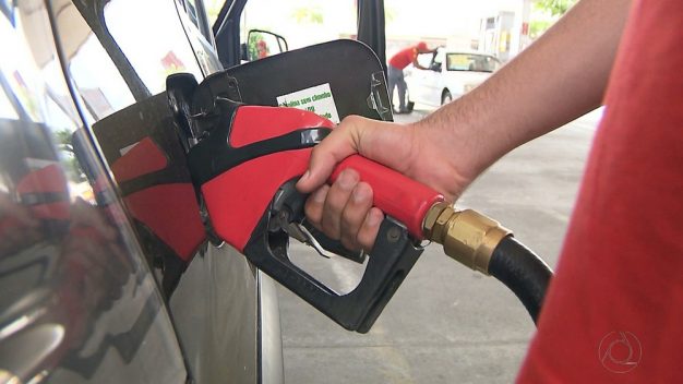 Preço médio da gasolina sobe pela 12ª semana seguida e se aproxima de R$ 4,20