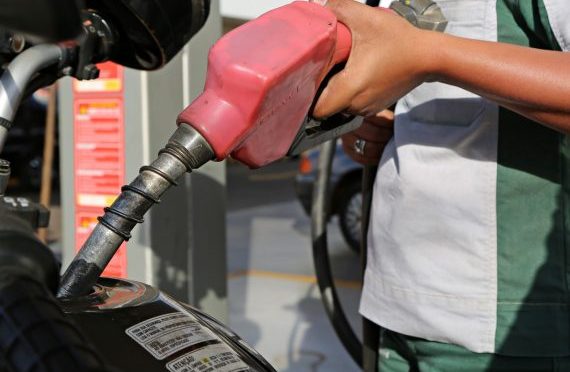 Preços médios da gasolina e do diesel nas bombas terminam a semana em queda, diz ANP