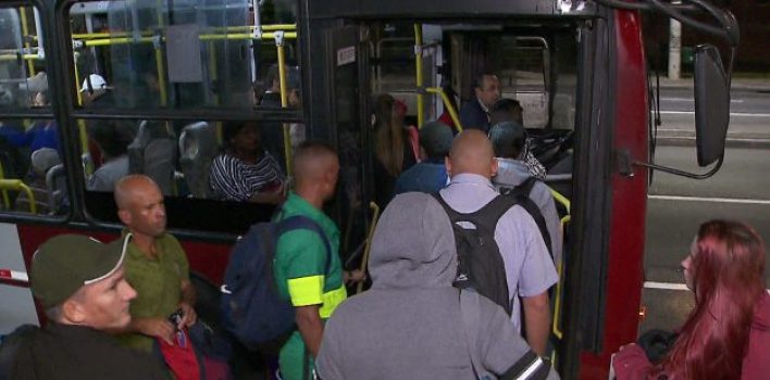 Prefeitura de SP aumenta efetivo de ônibus pelo 2° dia consecutivo após passageiros relatarem filas e superlotação