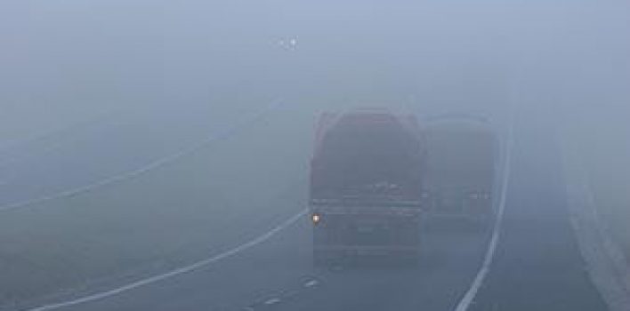 Questão de prova: você está dirigindo sob forte neblina que impede sua visão. Como agir?