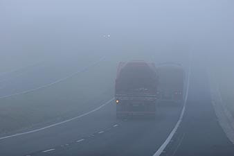 Questão de prova: você está dirigindo sob forte neblina que impede sua visão. Como agir?