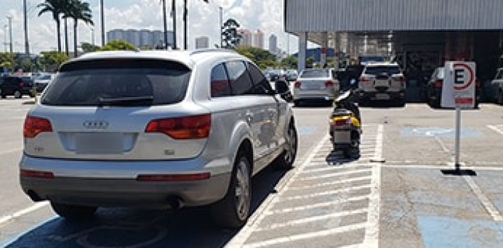 Rejeitado projeto que torna crime estacionar em vaga de idoso ou pessoa com deficiência