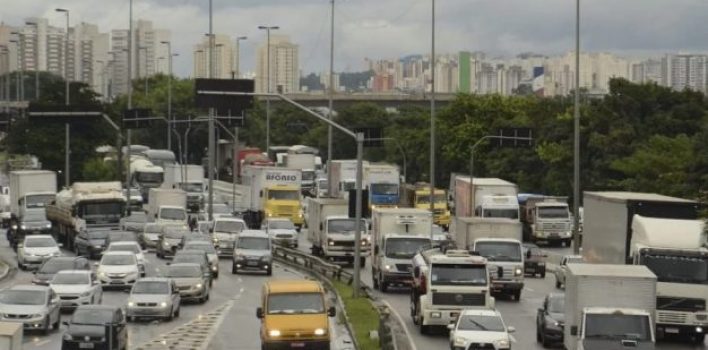 Rodízio de veículos voltou a vigorar nesta segunda-feira em SP