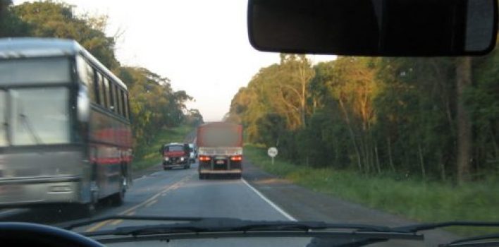 Lei do farol baixo em rodovias vai mudar. Veja como ficará!