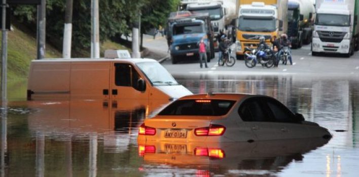 Teve o carro atingido por uma enchente? Saiba o que fazer