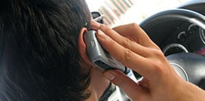 Um em cada cinco brasileiros afirma dirigir usando o celular