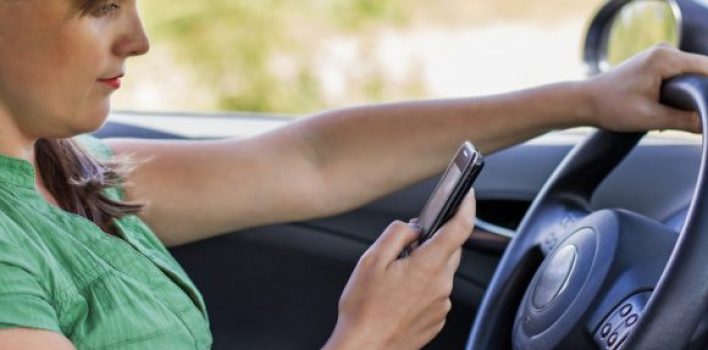 Uso de celular ao volante é considerado agravamento de risco. Entenda mais!