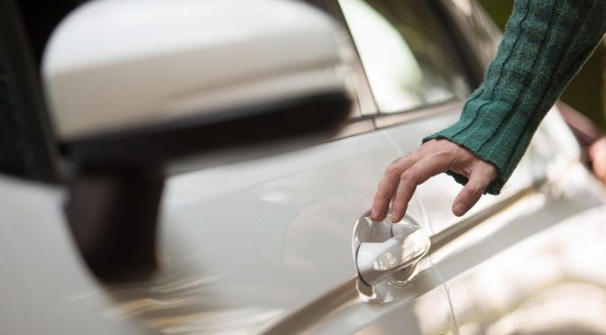 Veja como evitar tomar choques ao encostar no carro