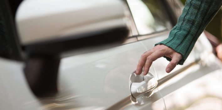 Veja como evitar tomar choques ao encostar no carro