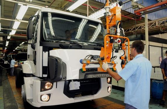 Venda de caminhões deve saltar até 30% no Brasil em 2018, segundo projeções
