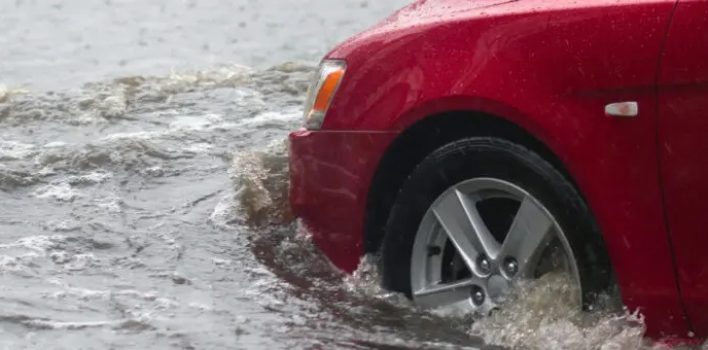 O que fazer com o veículo em caso de enchente?