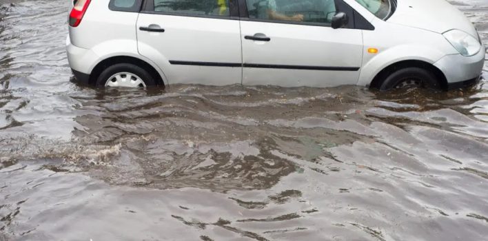 Descubra como e quando ligar o carro depois de uma enchente