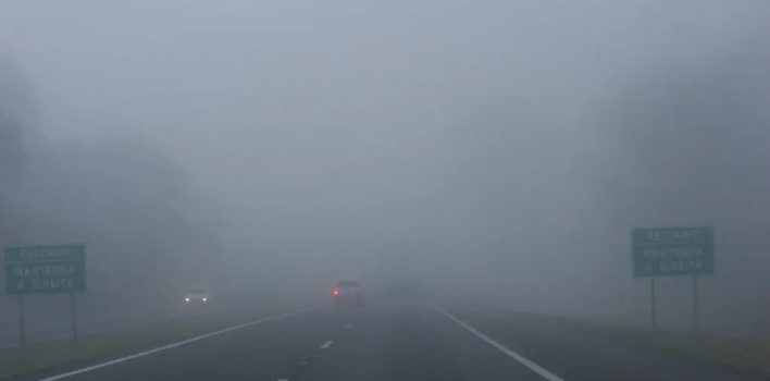 Dirigir sob neblina: veja o que se deve e o que não se deve fazer