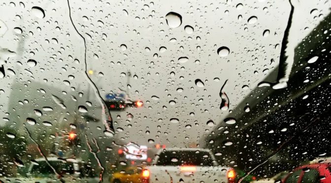 O que o motorista deve fazer em dias de chuva forte?