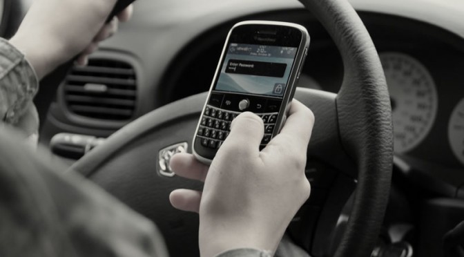 Infração de Trânsito – Por que insistimos no erro de usar o celular ao volante?