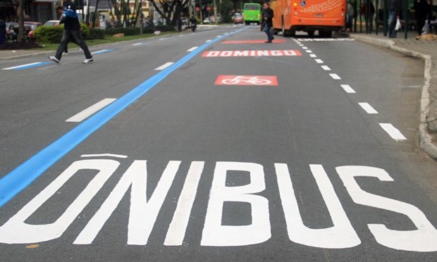 Transitar no corredor de ônibus vira infração gravíssima