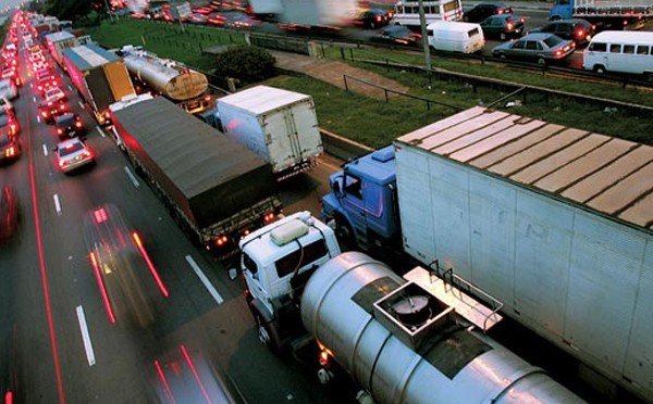 Governo aumenta punição e greve dos caminhoneiros perde força