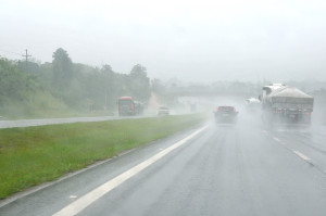 Direção sob chuva requer cuidados especiais dos motoristas
