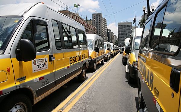 Protesto de motoristas de van escolar dura dez horas