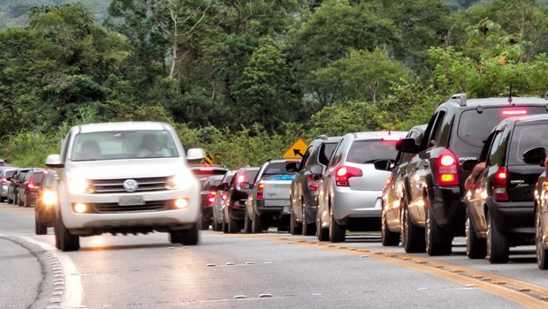 Uso de farol baixo durante o dia nas rodovias é votado no Senado