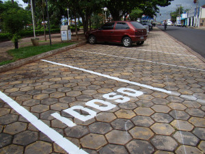 Em novembro, estacionar irregularmente nas vagas reservadas às pessoas com deficiência ou idosos será infração gravíssima